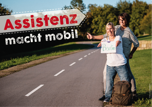 Foto "Assistenz macht mobil" (© Andi Weiland | Sozialhelden e.V.): Zeigt eine Frau ohne Arme, deren Assistentin den Daumen als Anhalter hebt.