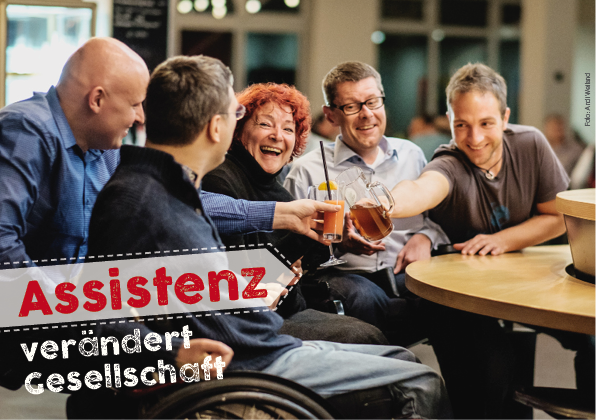 Foto \"Assistenz verändert Gesellschaft\" (© Andi Weiland | Sozialhelden e.V.): Zeigt eine Gruppe nichtbehinderter und behinderter Menschen an einer Bar.